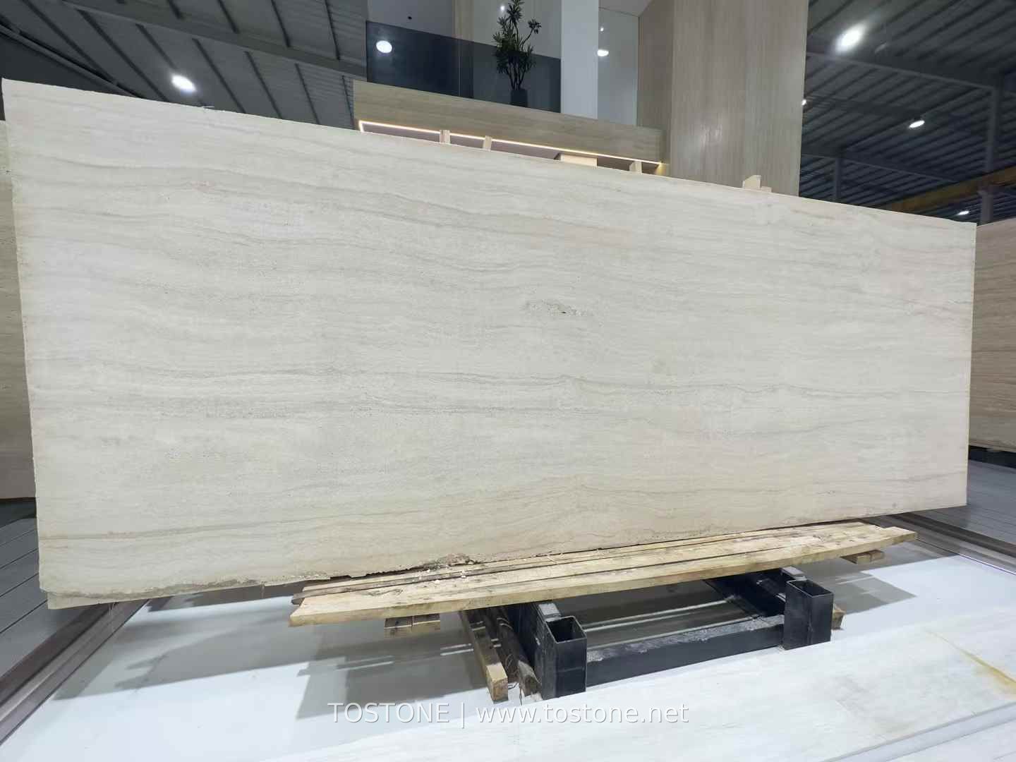 italian-super-white-travertine-vein-cut-slab-03-tostone-watermark Wide angled view of Italian Super White Travertine Vein Cut Slab with fine ivory and beige bands
